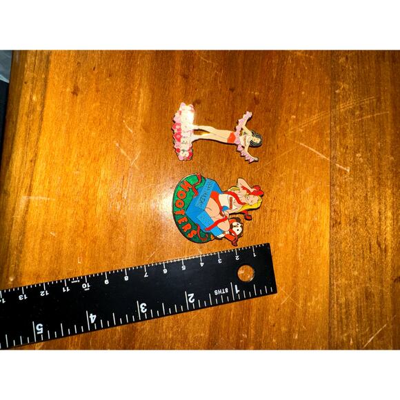 2 Hooters holiday Pins Christmas Happy holidays and Valentines - Picture 8 of 8